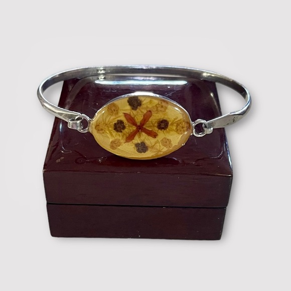 Vintage 1970s Sterling Silver Bangle Bracelet With Dried Flowers in Resin - Picture 2 of 8